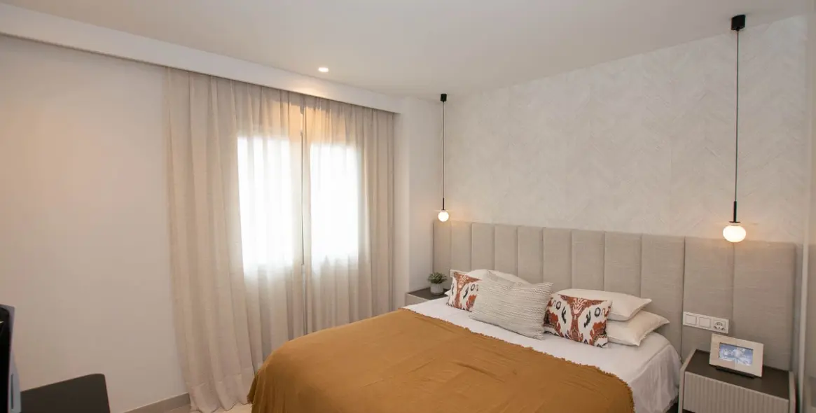Venta de apartamento en planta media en Puerto Banús 26