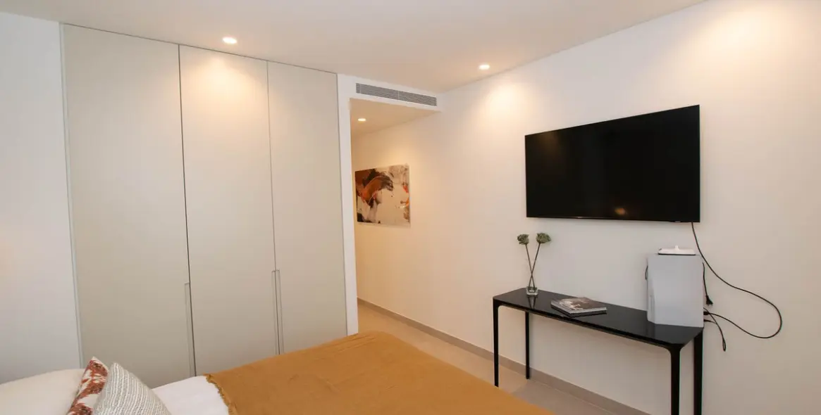 Venta de apartamento en planta media en Puerto Banús 27