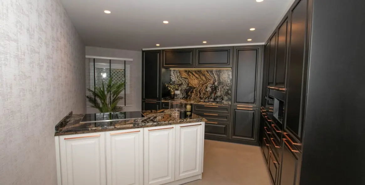 Venta de apartamento en planta media en Puerto Banús 30