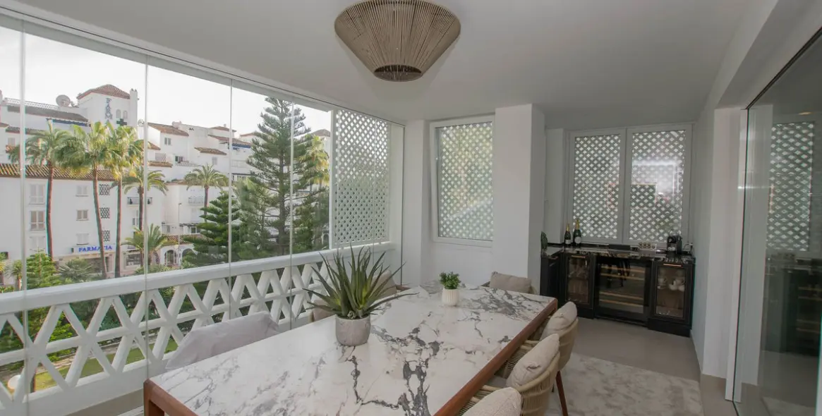 Venta de apartamento en planta media en Puerto Banús 42