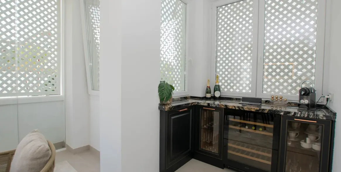 Venta de apartamento en planta media en Puerto Banús 45