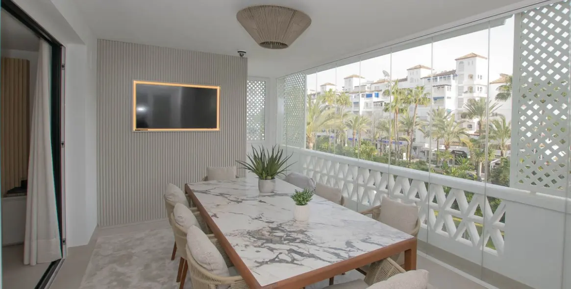 Venta de apartamento en planta media en Puerto Banús 48