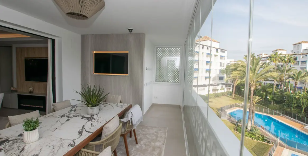 Venta de apartamento en planta media en Puerto Banús 50