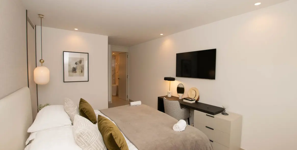 Venta de apartamento en planta media en Puerto Banús 61