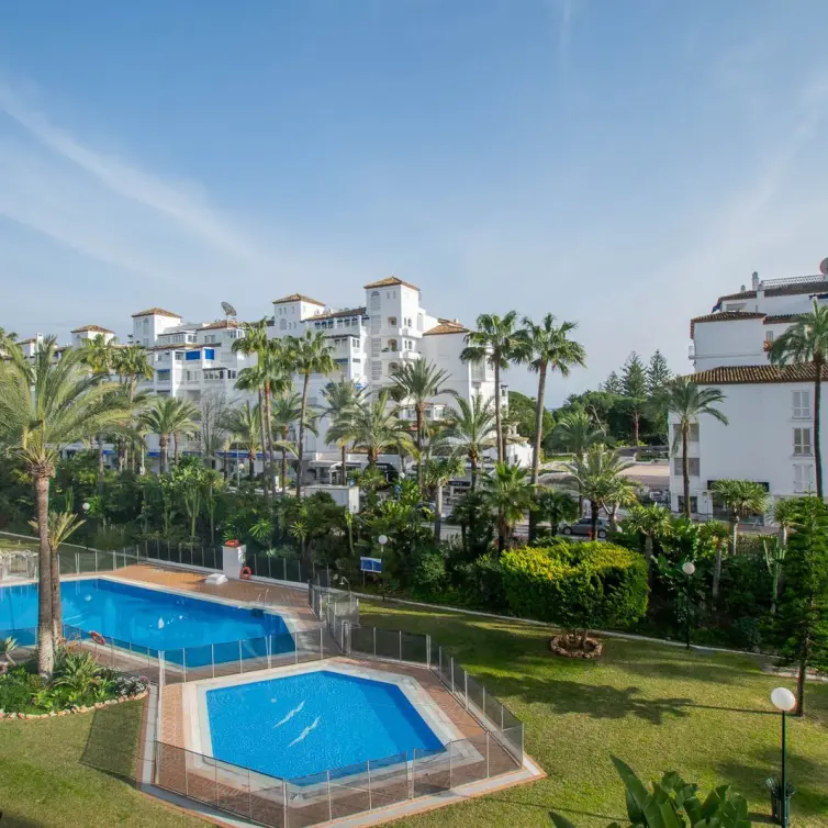 Продажа апартаментов на среднем этаже в Puerto Banús