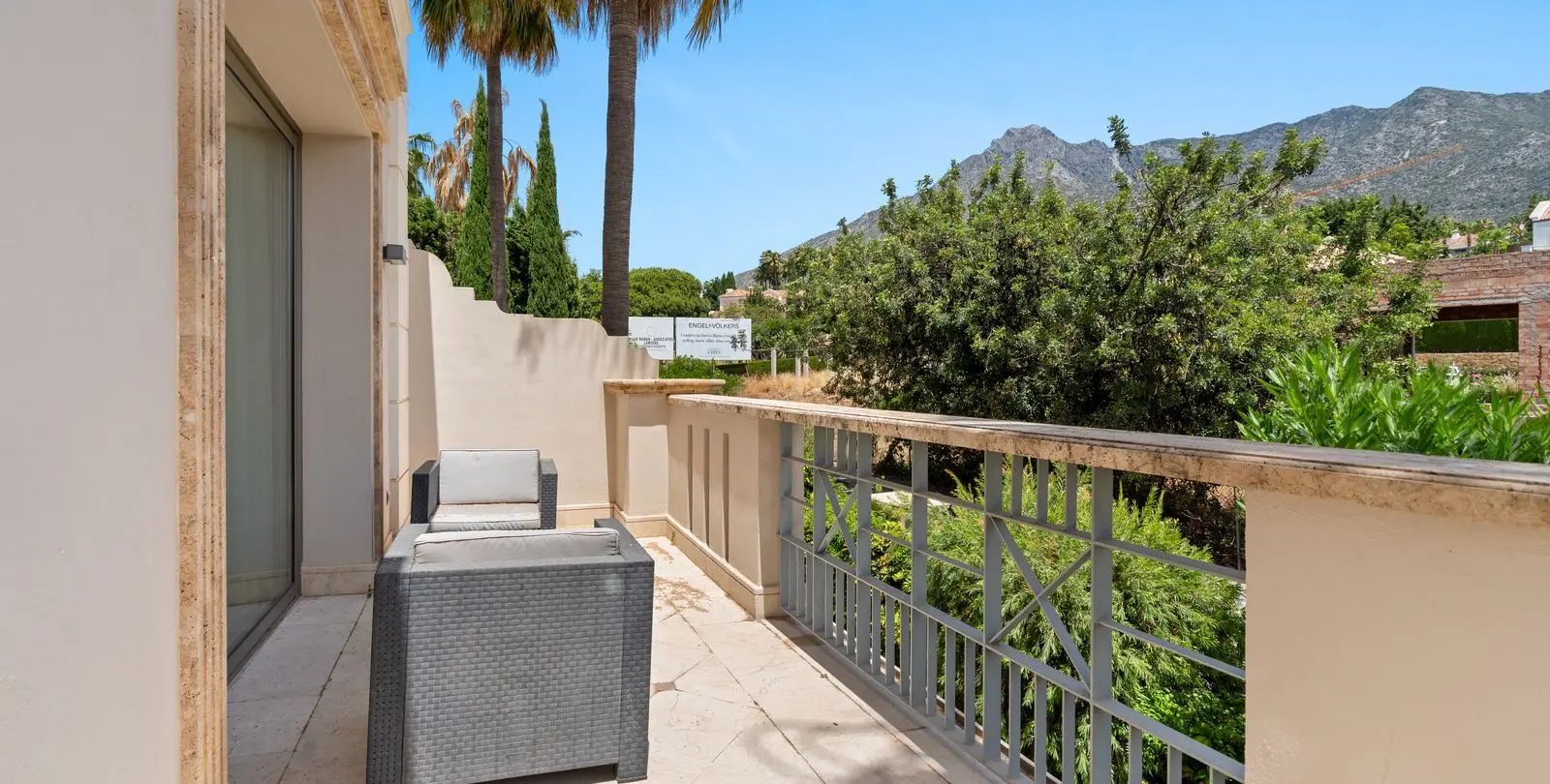 Sale of townhouse in Sierra Blanca 18
