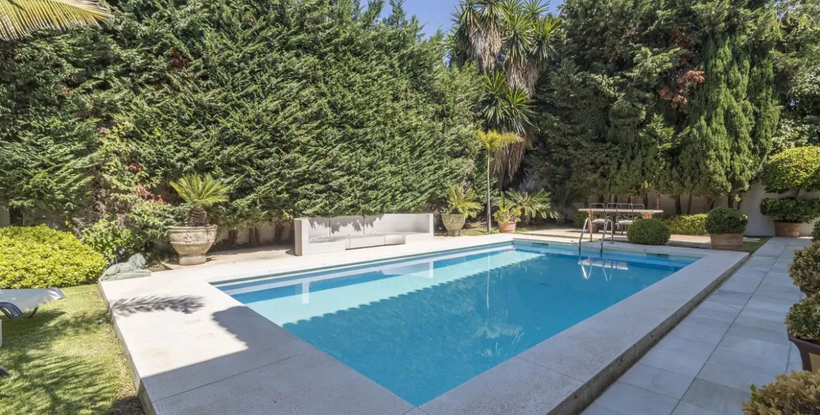 Venta de villa independiente en Los Monteros 3