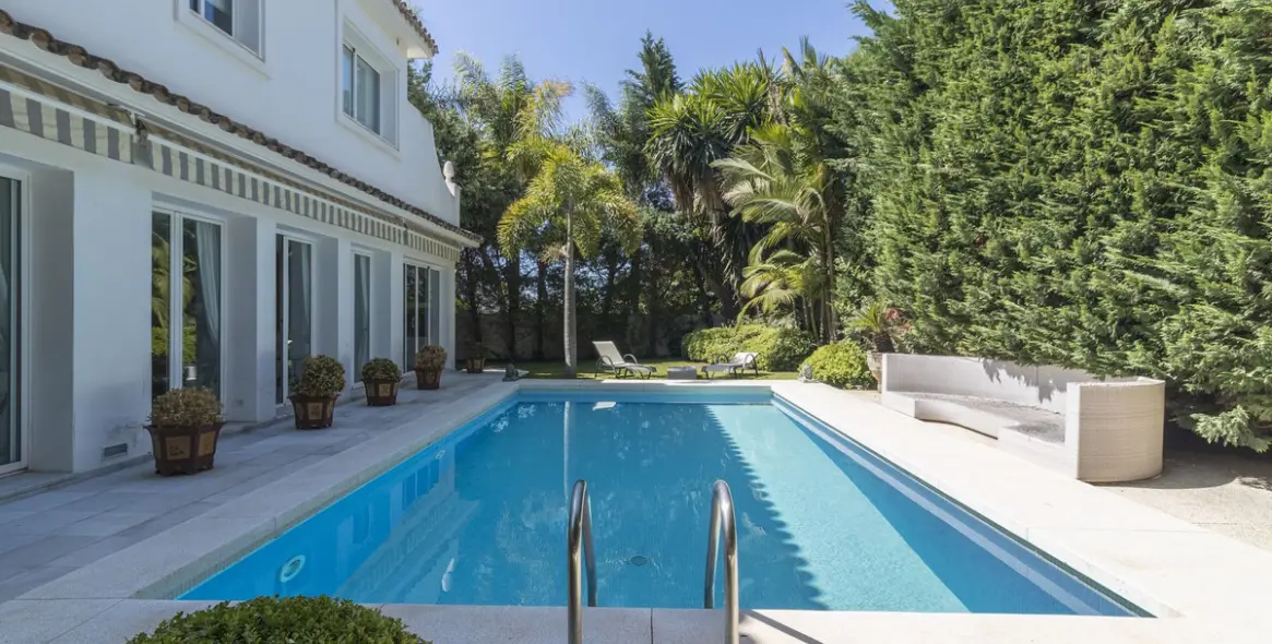 Venta de villa independiente en Los Monteros 4