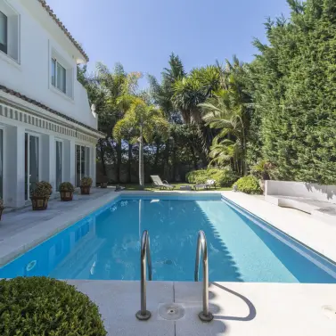 Venta de villa independiente en Los Monteros