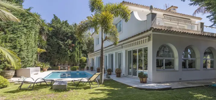 Venta de villa independiente en Los Monteros 4