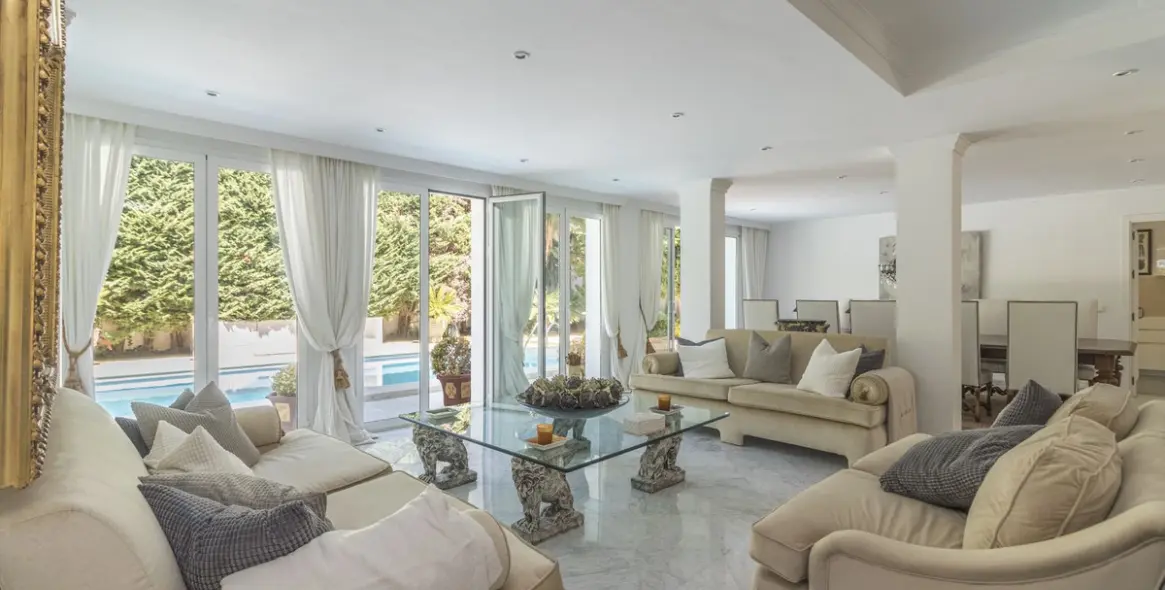 Venta de villa independiente en Los Monteros 6