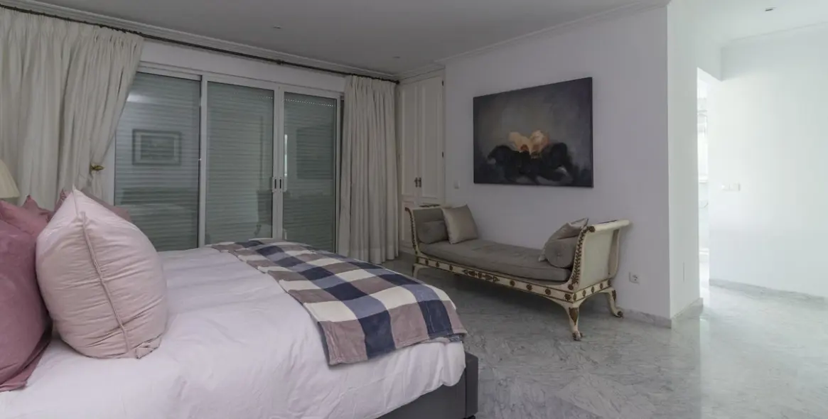 Venta de villa independiente en Los Monteros 12
