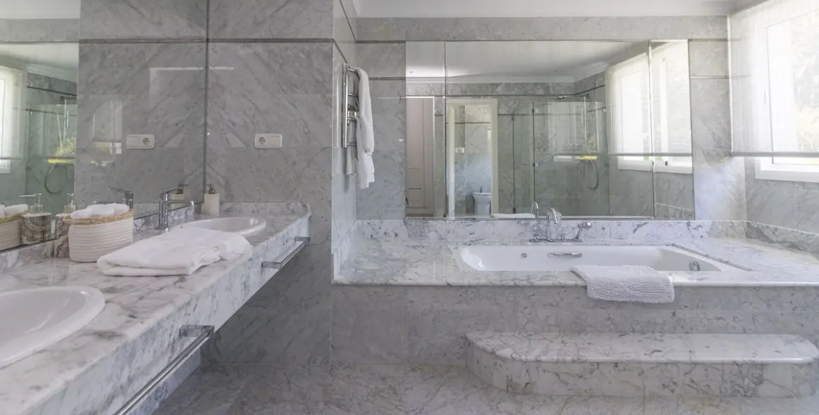 Venta de villa independiente en Los Monteros 13