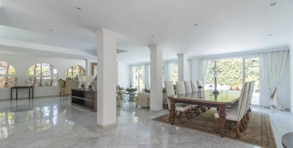 Venta de villa independiente en Los Monteros 17
