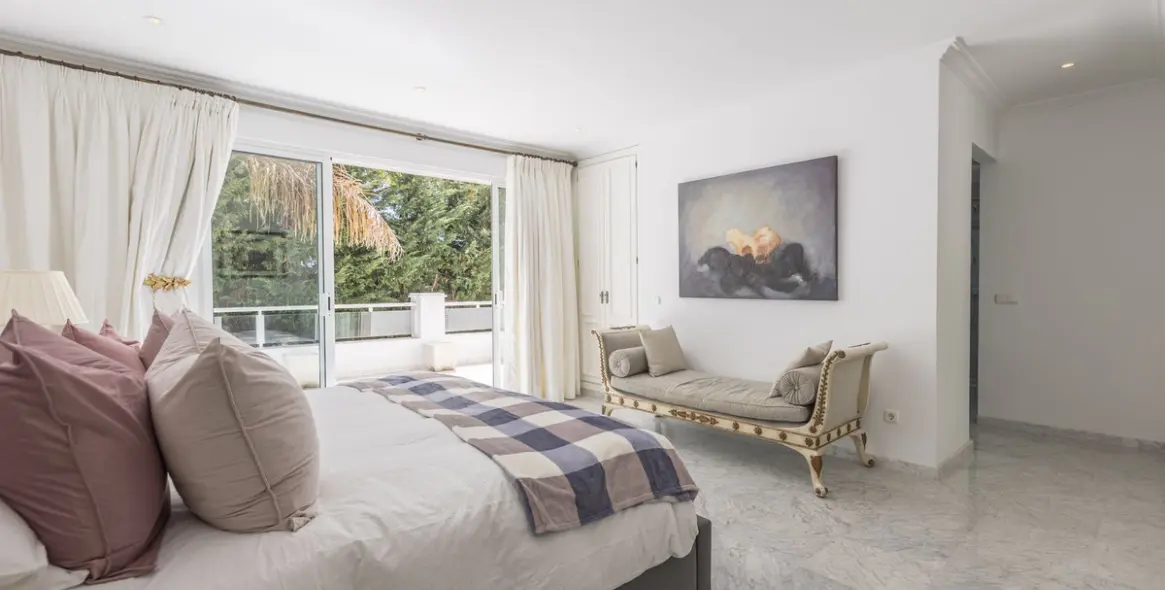 Venta de villa independiente en Los Monteros 18