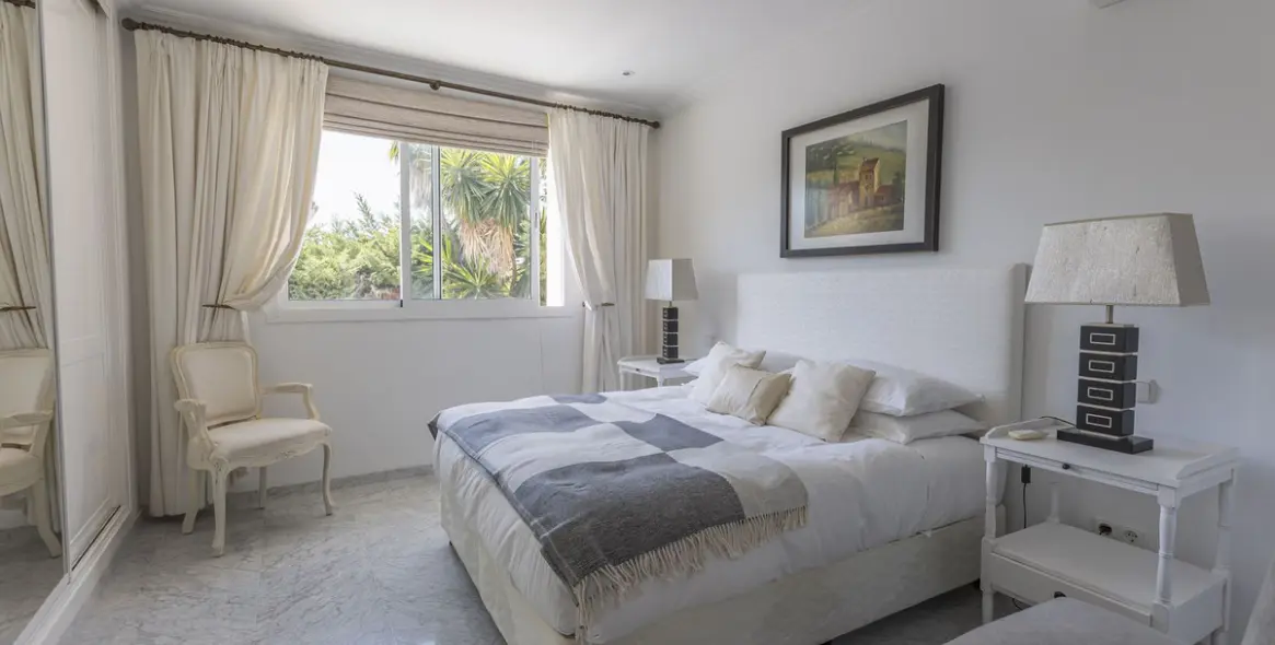 Venta de villa independiente en Los Monteros 19