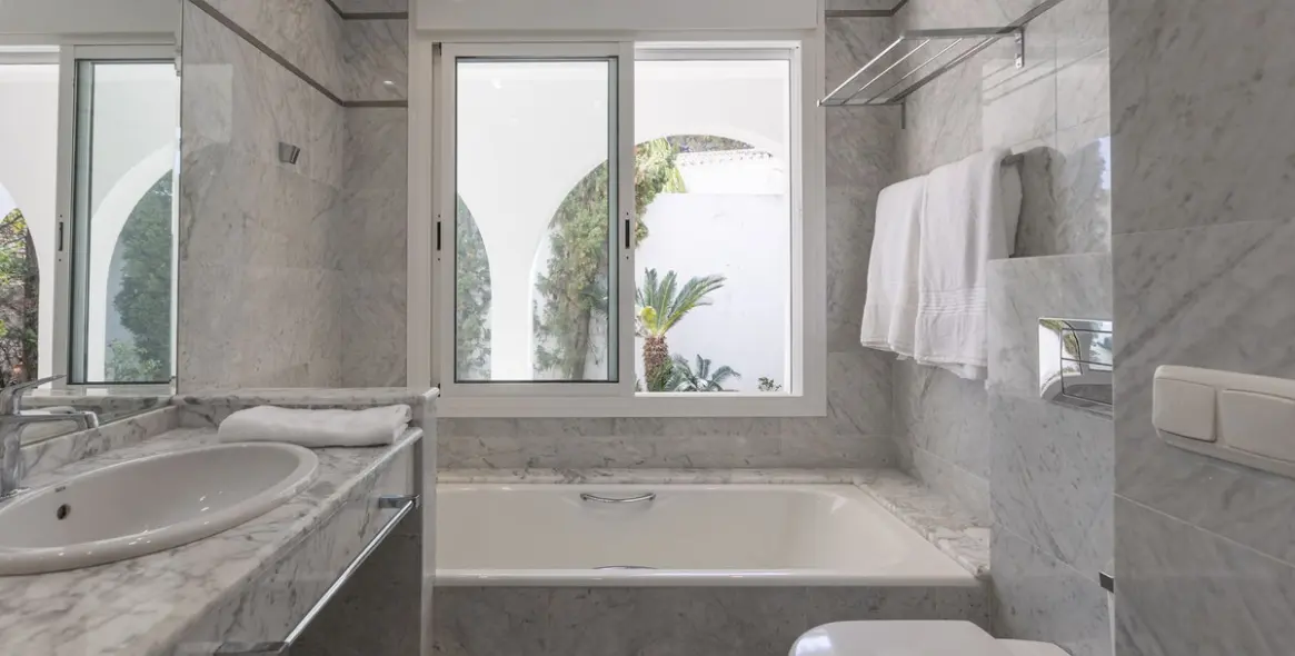 Venta de villa independiente en Los Monteros 22