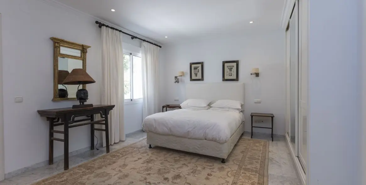 Venta de villa independiente en Los Monteros 23