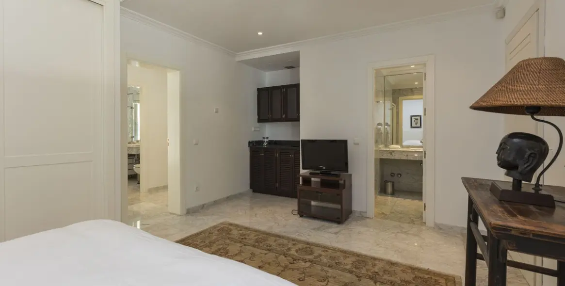 Venta de villa independiente en Los Monteros 24