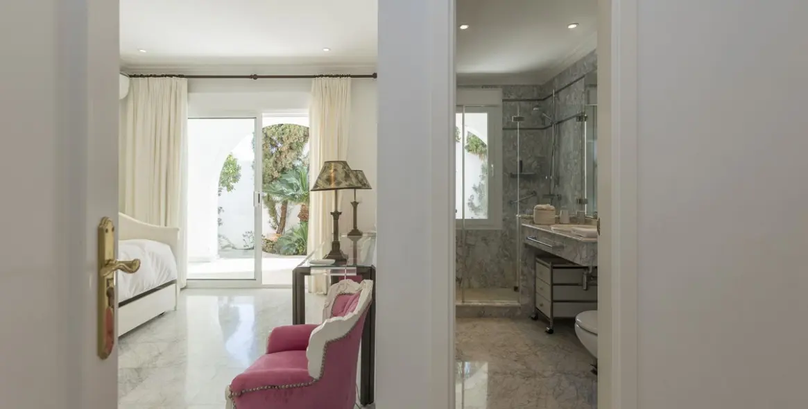 Venta de villa independiente en Los Monteros 25