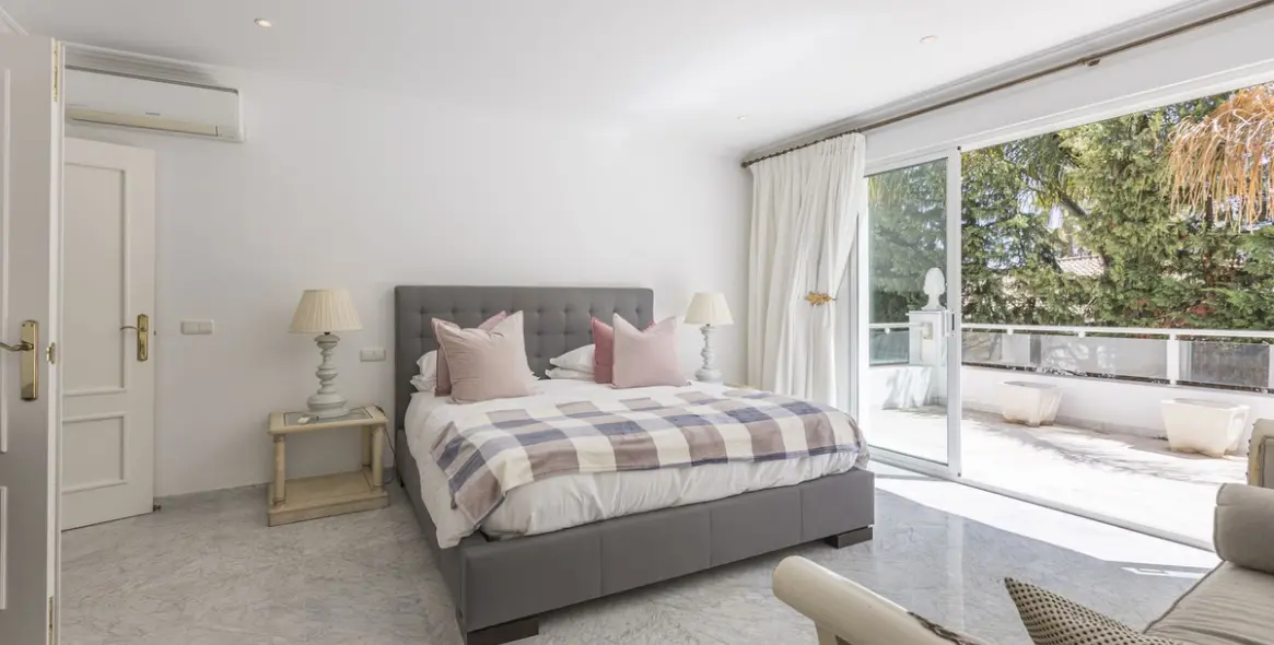 Venta de villa independiente en Los Monteros 30