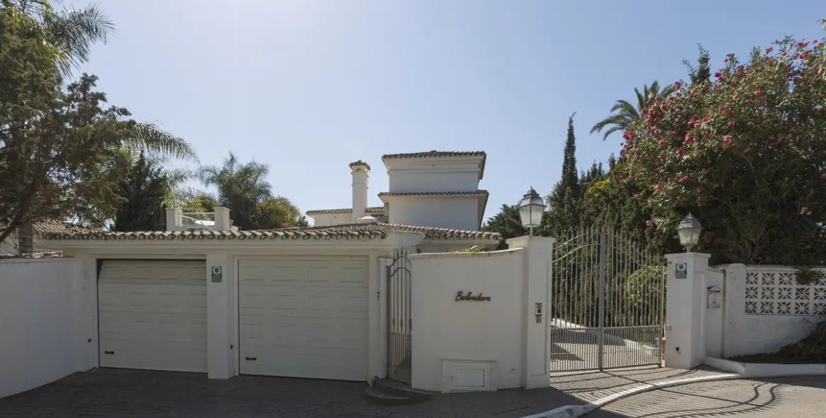 Venta de villa independiente en Los Monteros 38