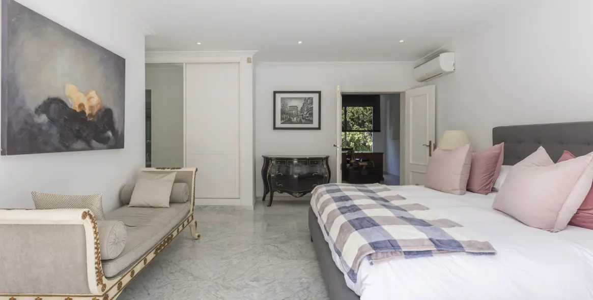 Venta de villa independiente en Los Monteros 42