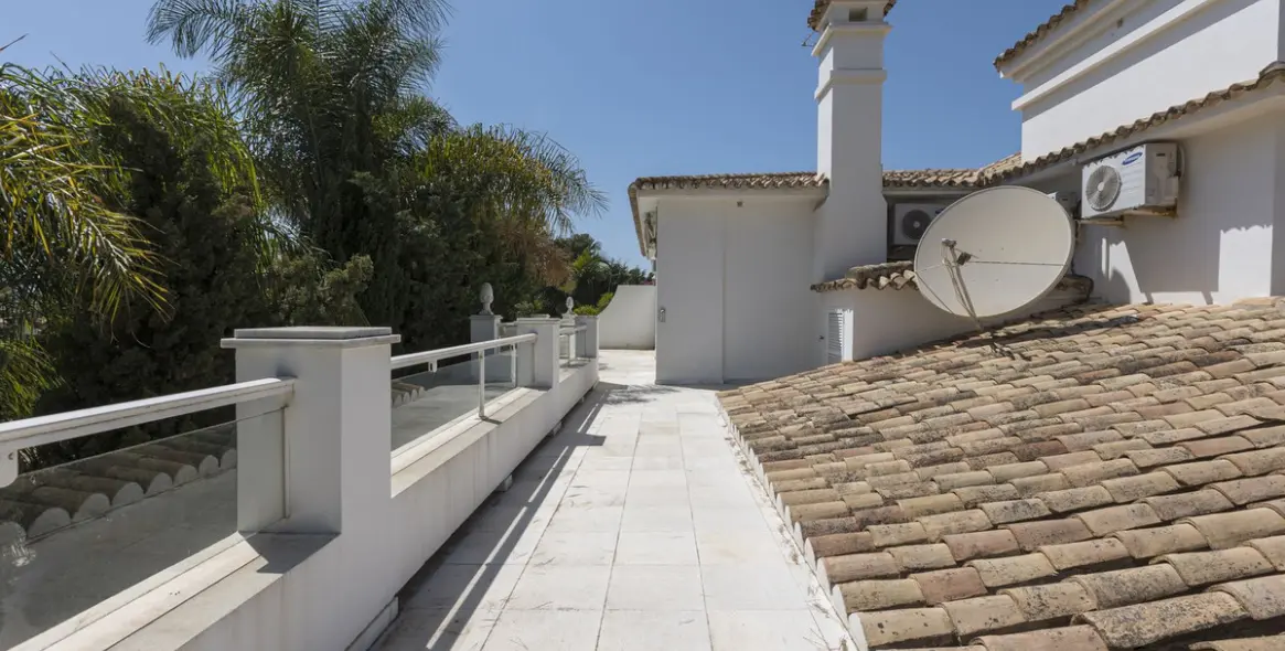 Venta de villa independiente en Los Monteros 45