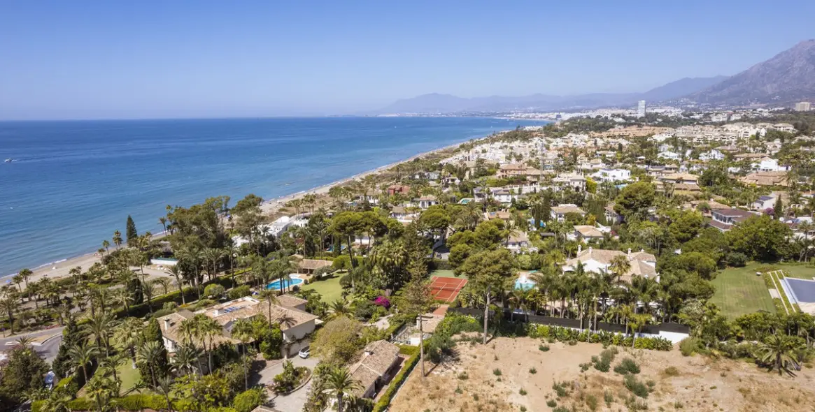 Venta de villa independiente en Los Monteros 53