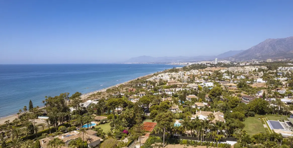 Venta de villa independiente en Los Monteros 57