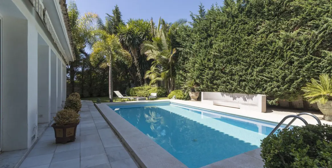 Venta de villa independiente en Los Monteros 63