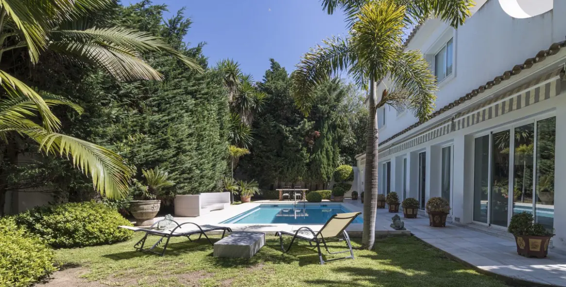 Venta de villa independiente en Los Monteros 67