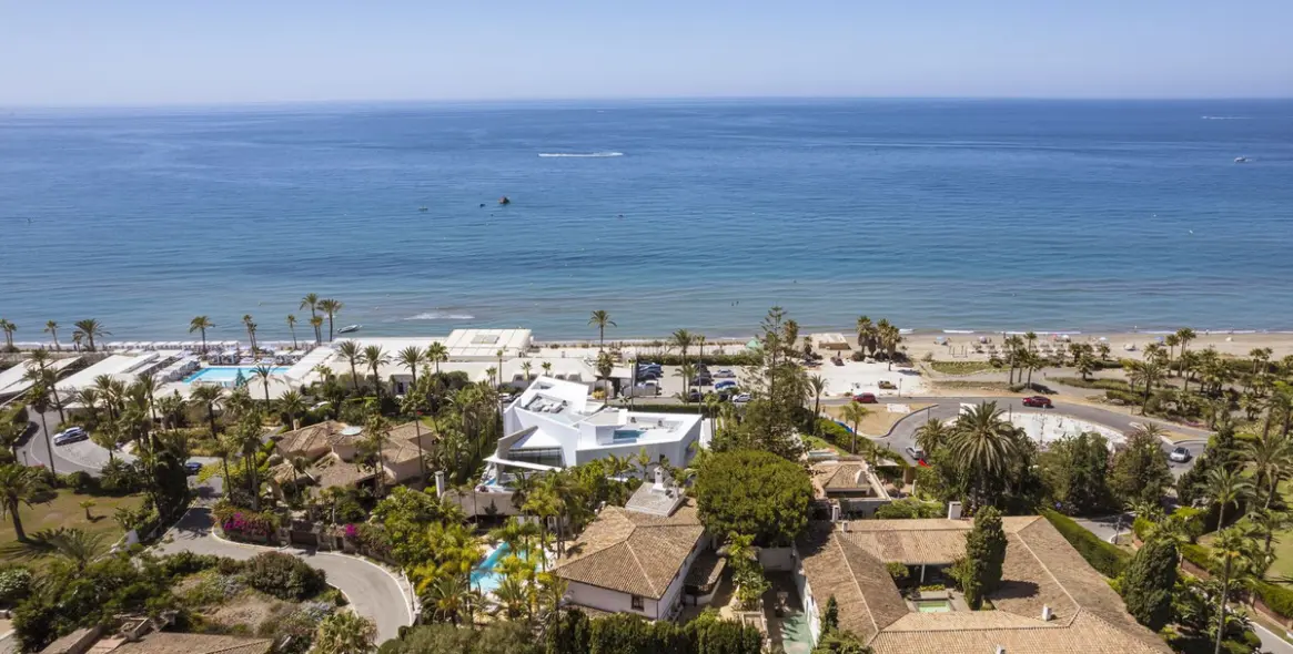 Venta de villa independiente en Los Monteros 71