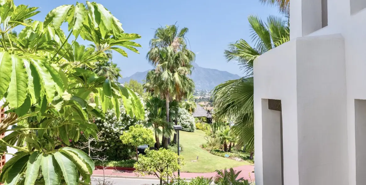 Long-term rent of middle floor apartment in Benahavís 22