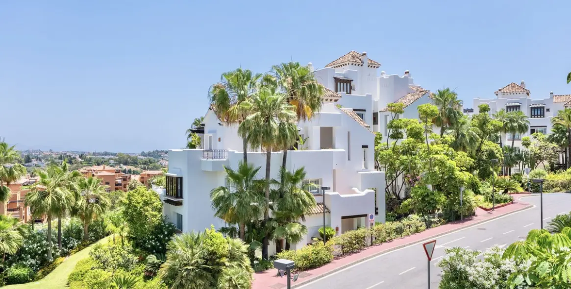 Long-term rent of middle floor apartment in Benahavís 24