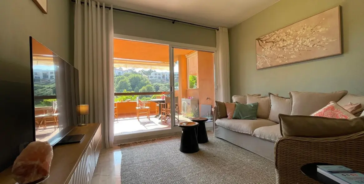 Alquiler a largo plazo de apartamento en planta media en Reserva de Marbella 1