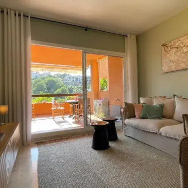 Alquiler a largo plazo de apartamento en planta media en Reserva de Marbella