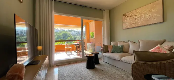 Alquiler a largo plazo de apartamento en planta media en Reserva de Marbella 0
