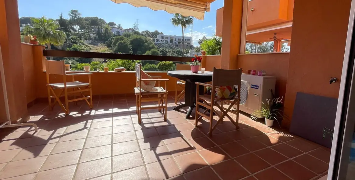 Alquiler a largo plazo de apartamento en planta media en Reserva de Marbella 2
