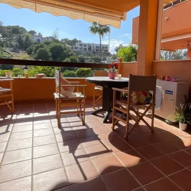Alquiler a largo plazo de apartamento en planta media en Reserva de Marbella