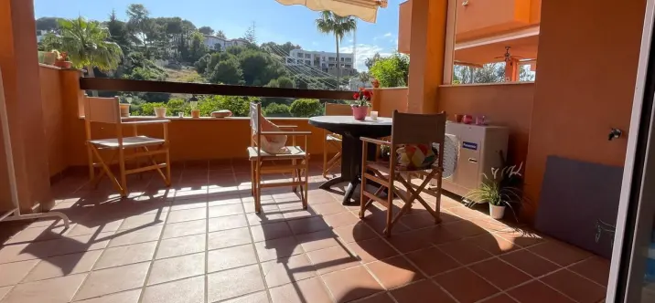 Alquiler a largo plazo de apartamento en planta media en Reserva de Marbella 1