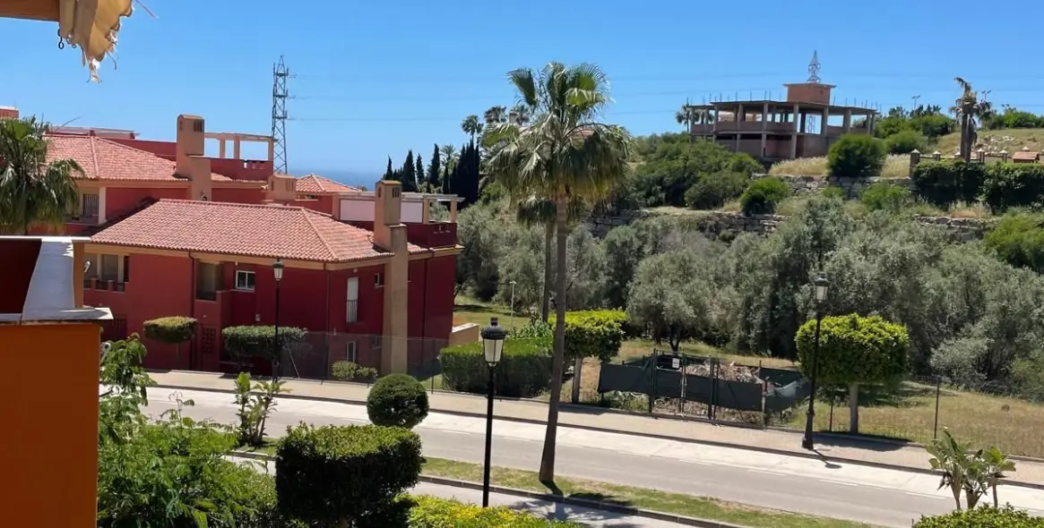 Alquiler a largo plazo de apartamento en planta media en Reserva de Marbella 4