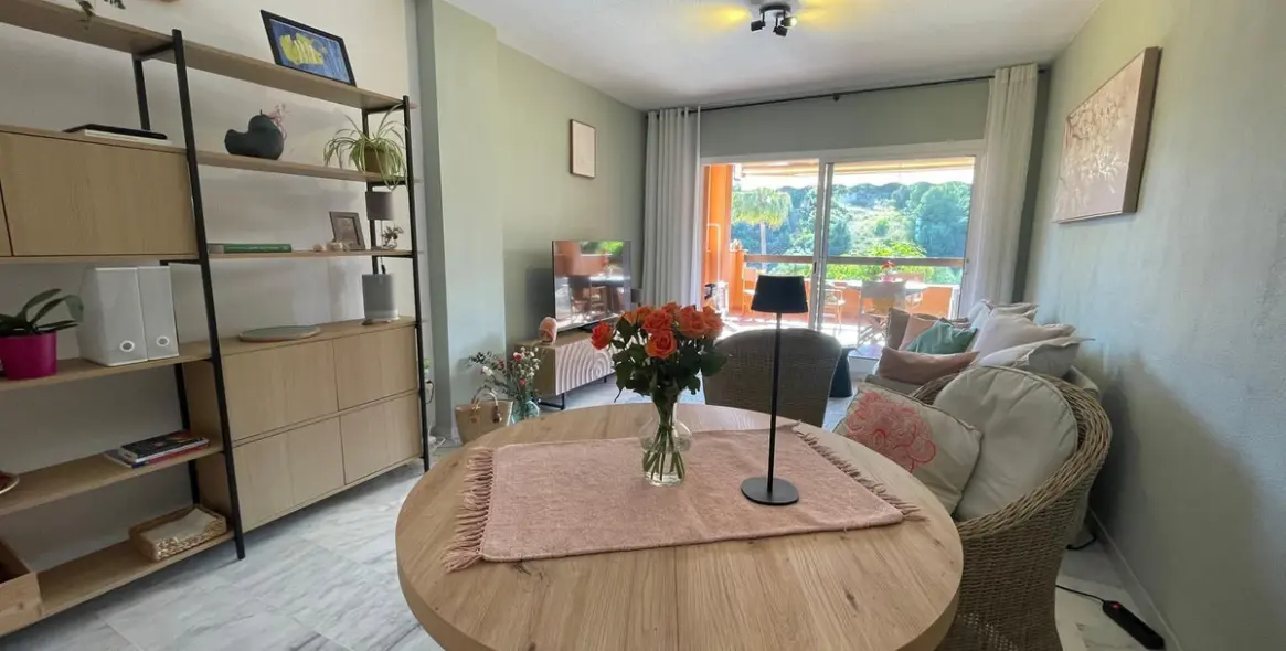 Alquiler a largo plazo de apartamento en planta media en Reserva de Marbella 5