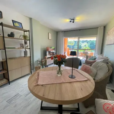 Alquiler a largo plazo de apartamento en planta media en Reserva de Marbella