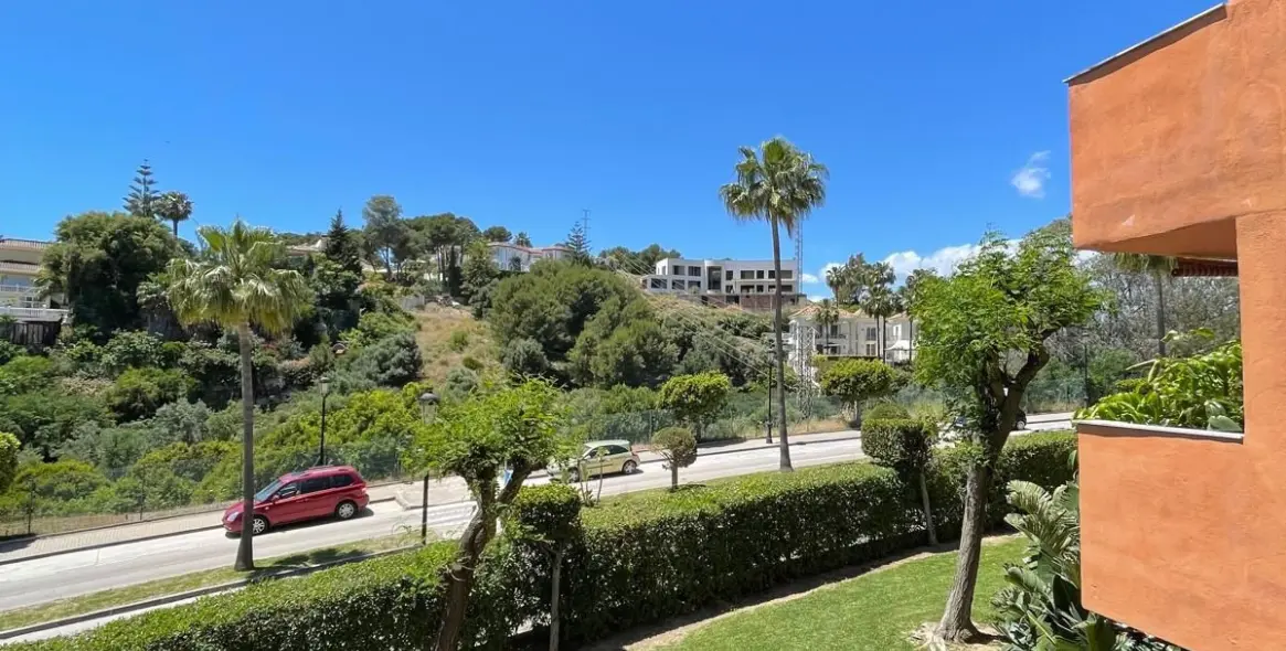 Alquiler a largo plazo de apartamento en planta media en Reserva de Marbella 14