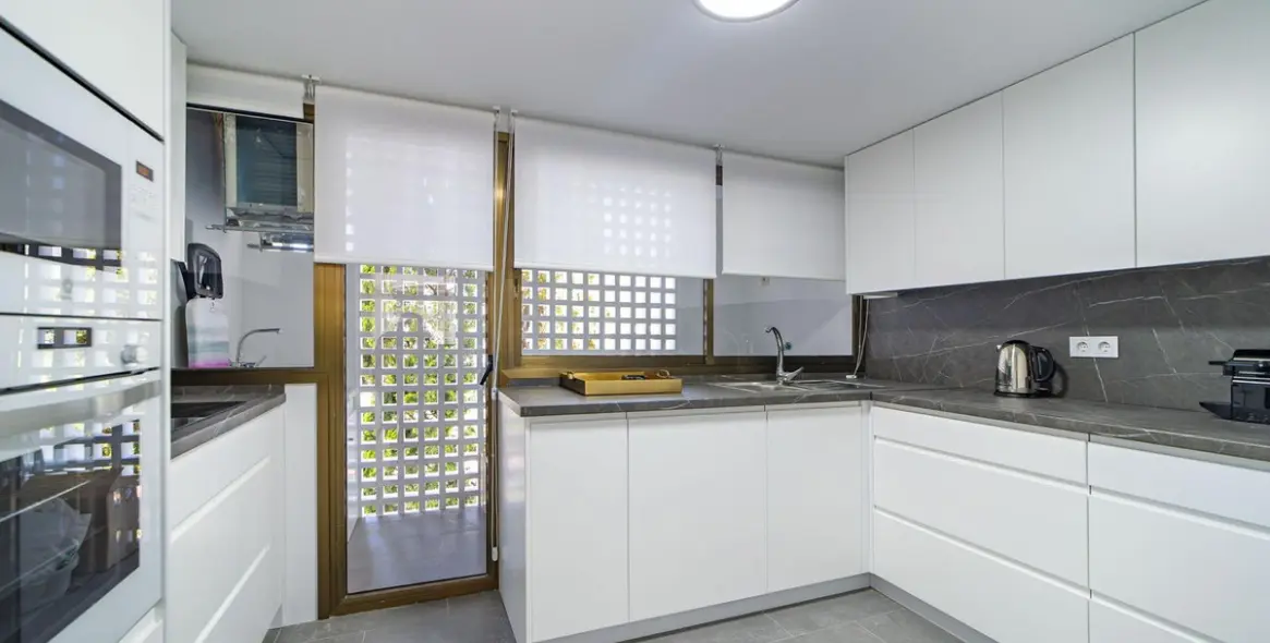Long-term rent of middle floor apartment in Puerto Banús 3