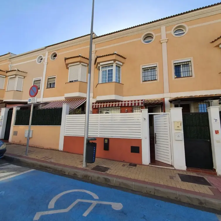 Venta de adosado en Churriana