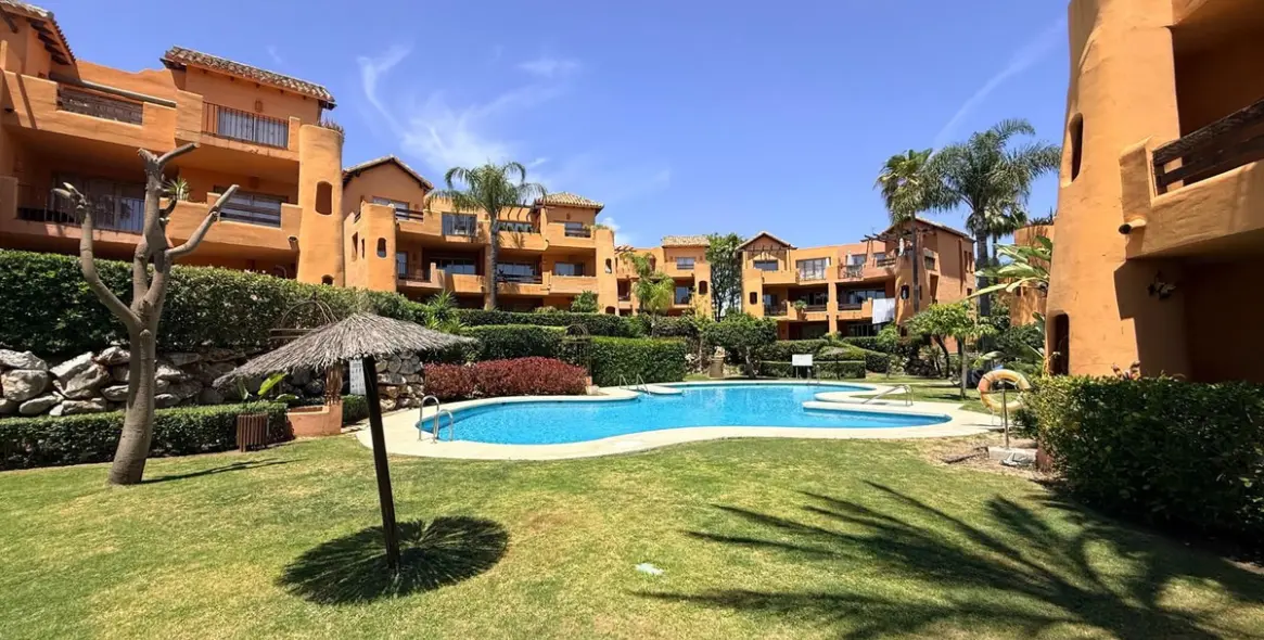 Продажа апартаментов на среднем этаже в Estepona 1