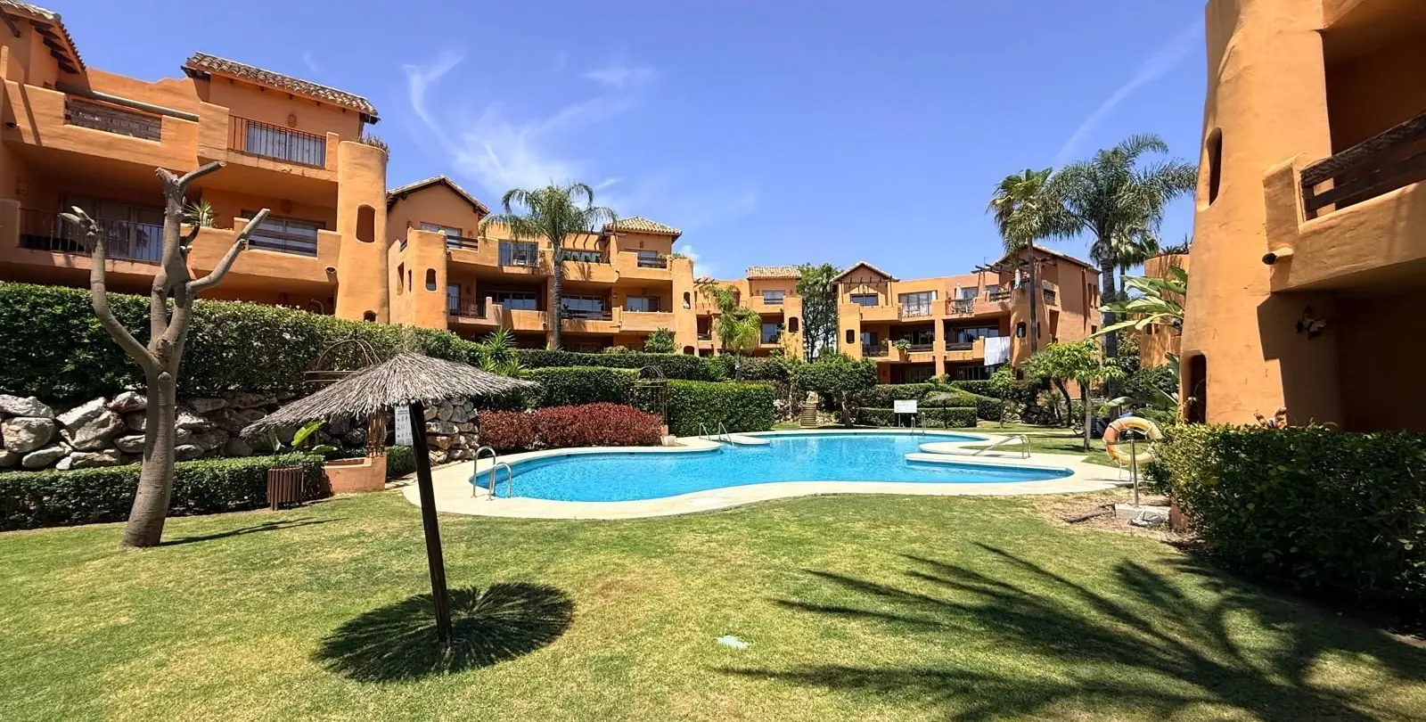 Sale of middle floor apartment in Estepona 1