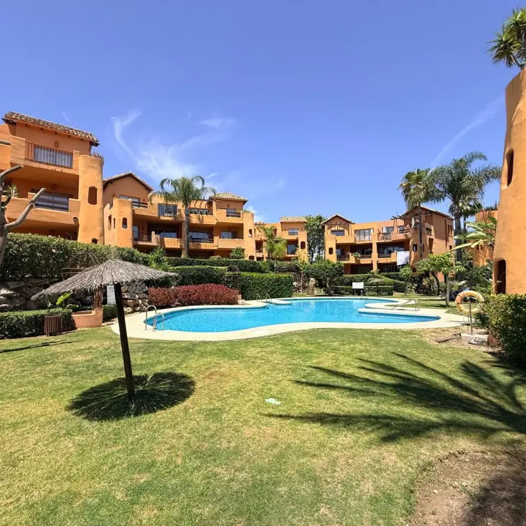 Продажа апартаментов на среднем этаже в Estepona